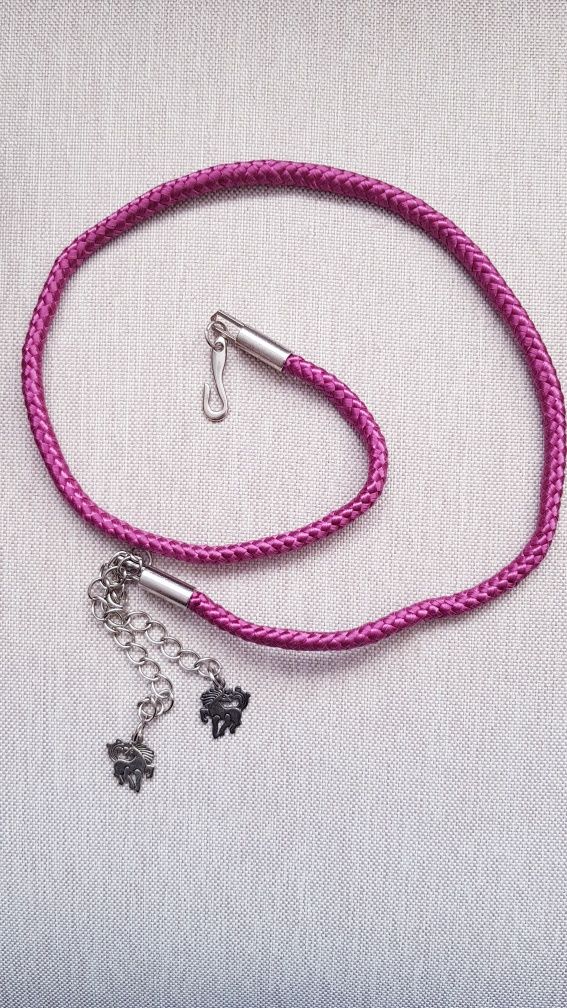 fioletowy pasek sznurkowy z konikami.