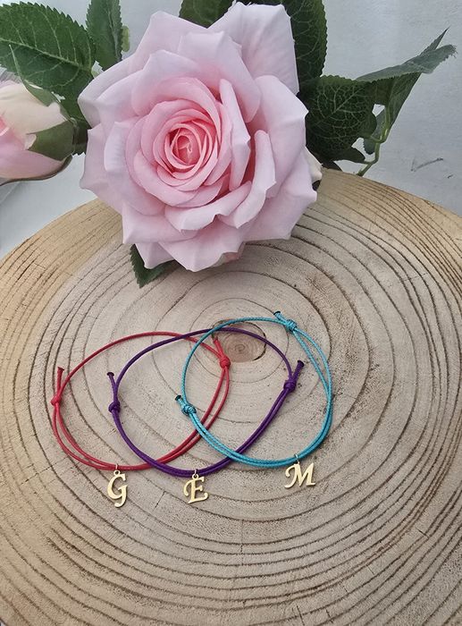 Bransoletka na sznurku z literka stal chirurgiczna 316L dzień kobiet