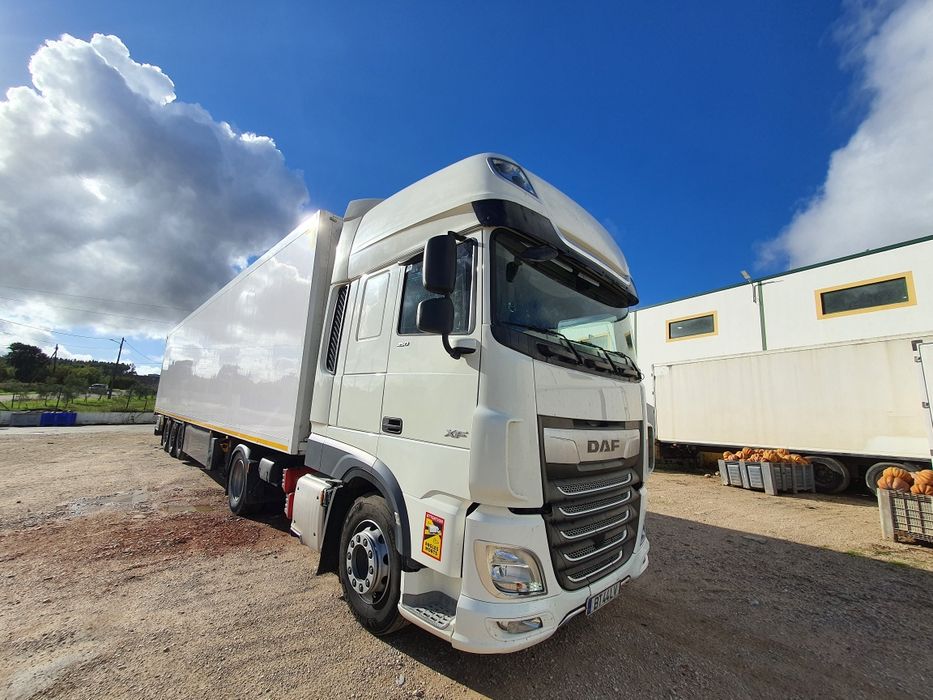 Camião Daf com reboque frigorífico.