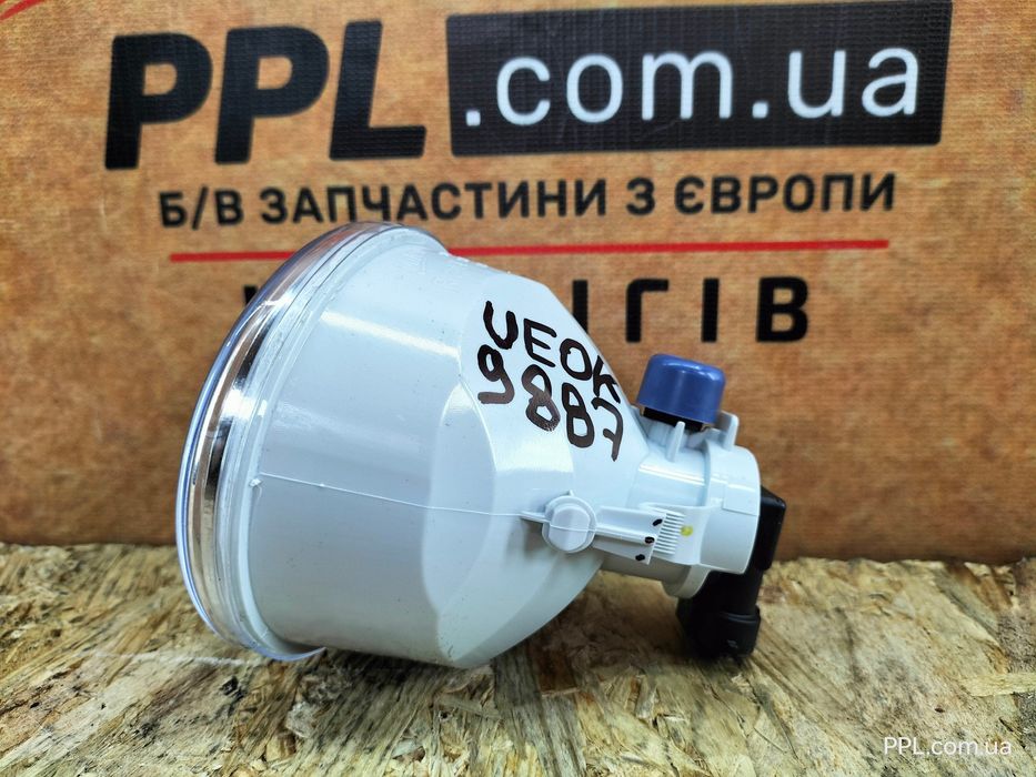 Toyota Yaris III 14-17 Auris II правая туманка фара противотуманная