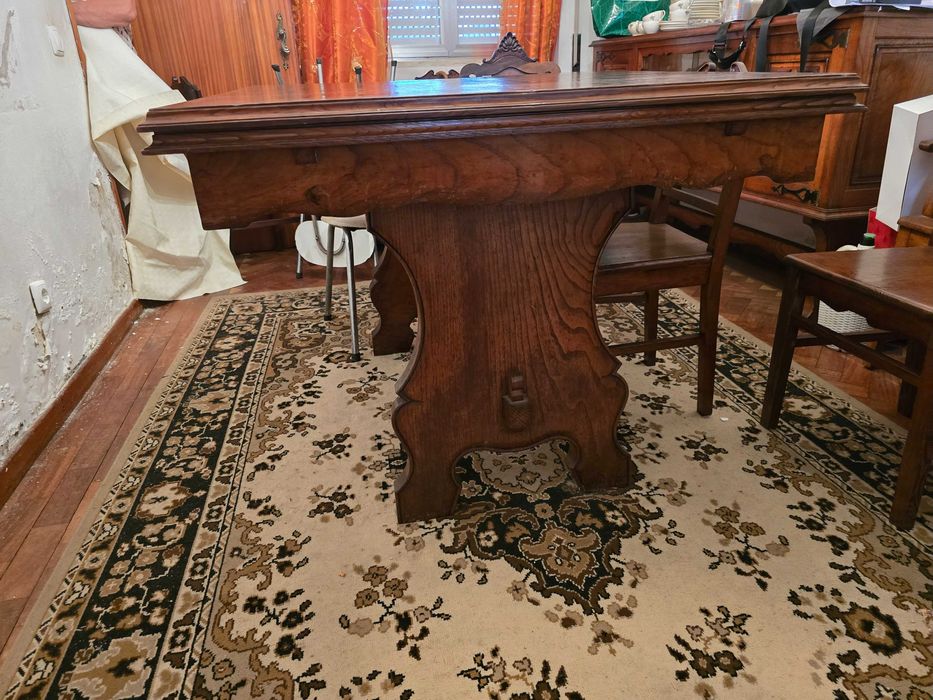 Conjunto de mobília de sala de jantar - mesa, cadeiras, aparadores
