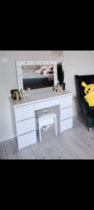 Toaletka LED z taboretem