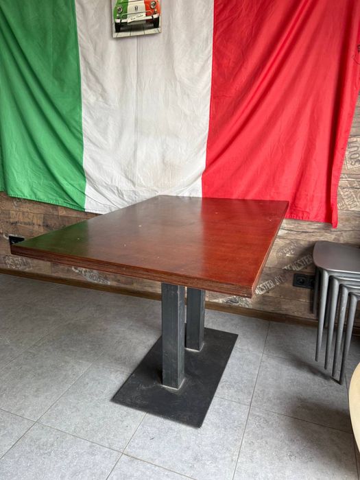 Дерев’яний стіл на металевій основі