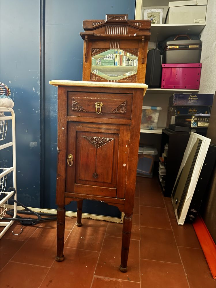 Vende-se mesa cabeceira antiga