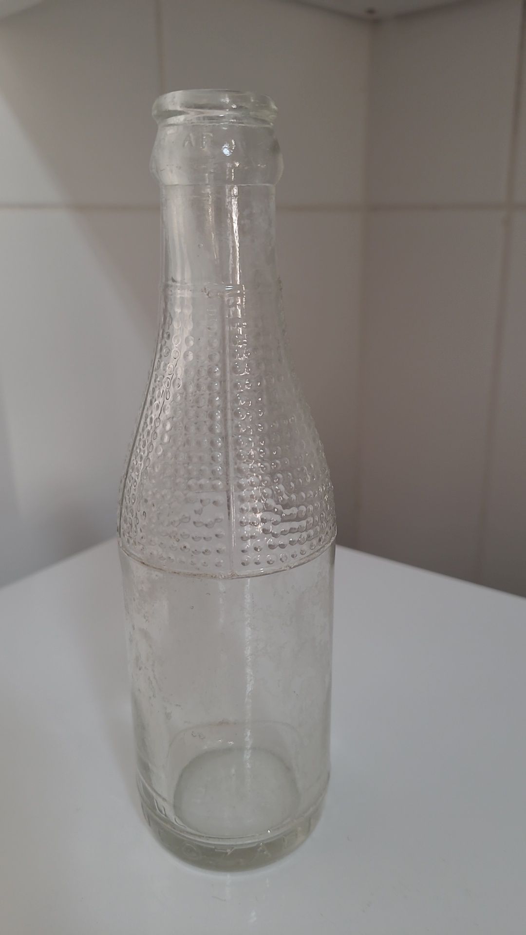 Garrafa vidro gravada em alto relevo laterais parte inferior-LUCOZADE