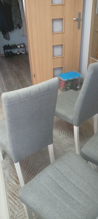 Krzesła tapicerowane.Cena za 4 sztuki.