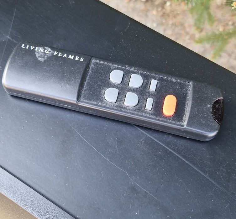 Kominek elektryczny z funkcją grzania