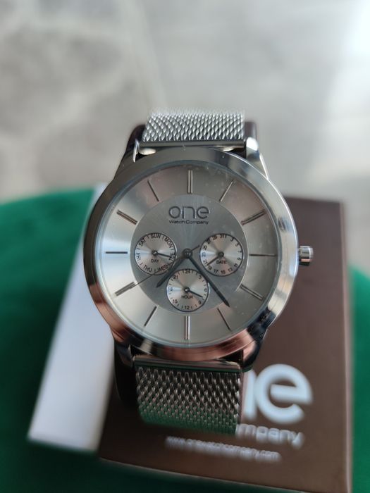 Nietuzinkowy zegarek One Watch.  Nowa bateria.