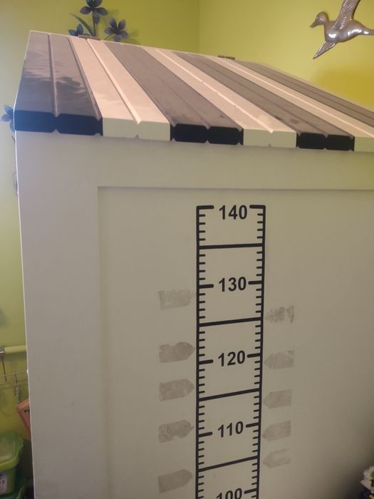 Drewniana szafa dla dziecka z podnoszonym daszkiem, ręcznie malowana