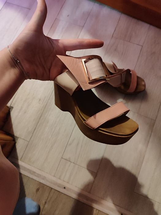 Шкіряні шльопки на танкетці