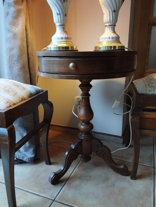 Zestaw lampek że stolikiem i taboretami retro