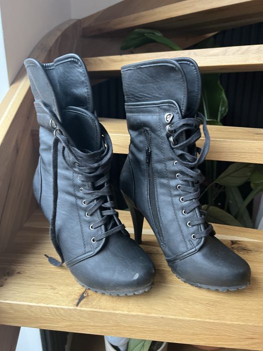 Czarne kozaki na obcasie wysokie