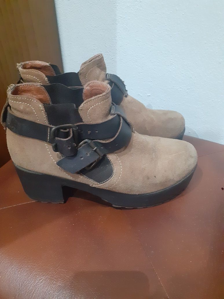 Botas com fivela