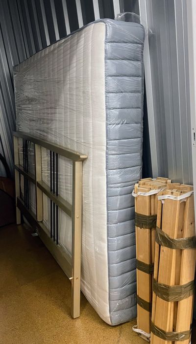 Conjunto cama, colchão (IKEA - 2,1mx1, 7m) e 2 mesas cabeceira