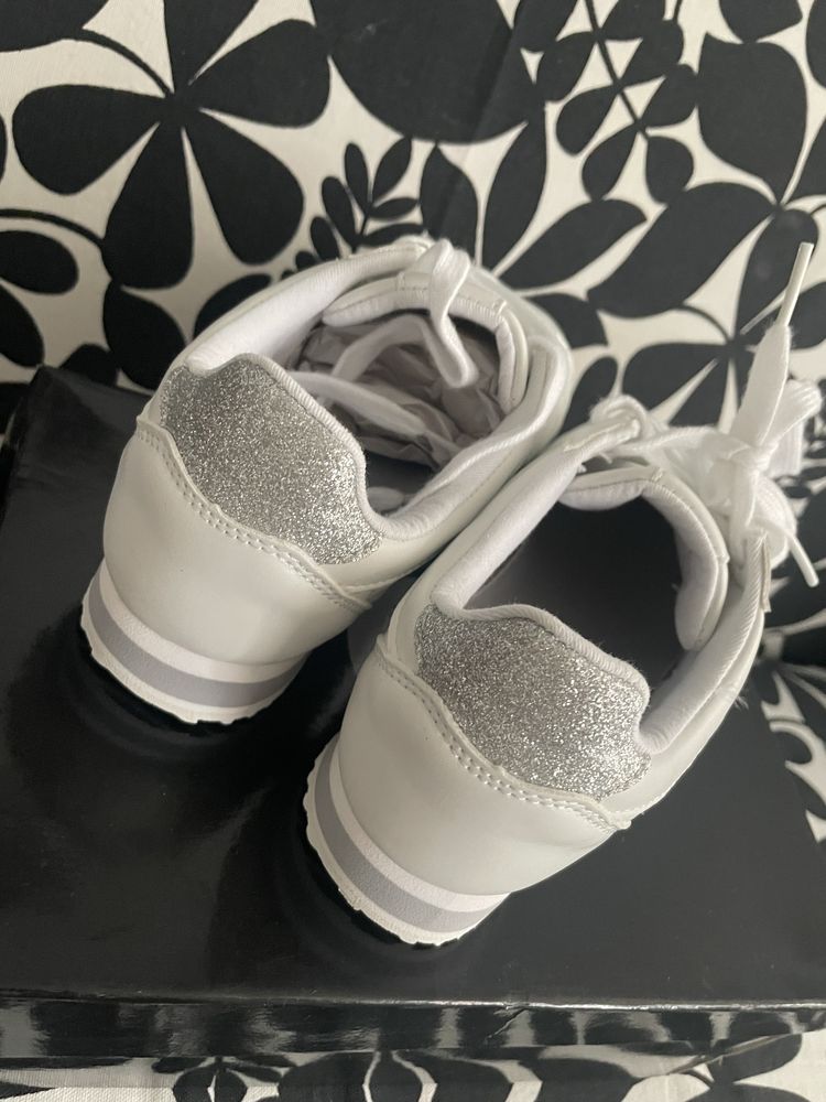 Кроссовки Guess. Оригинал.
