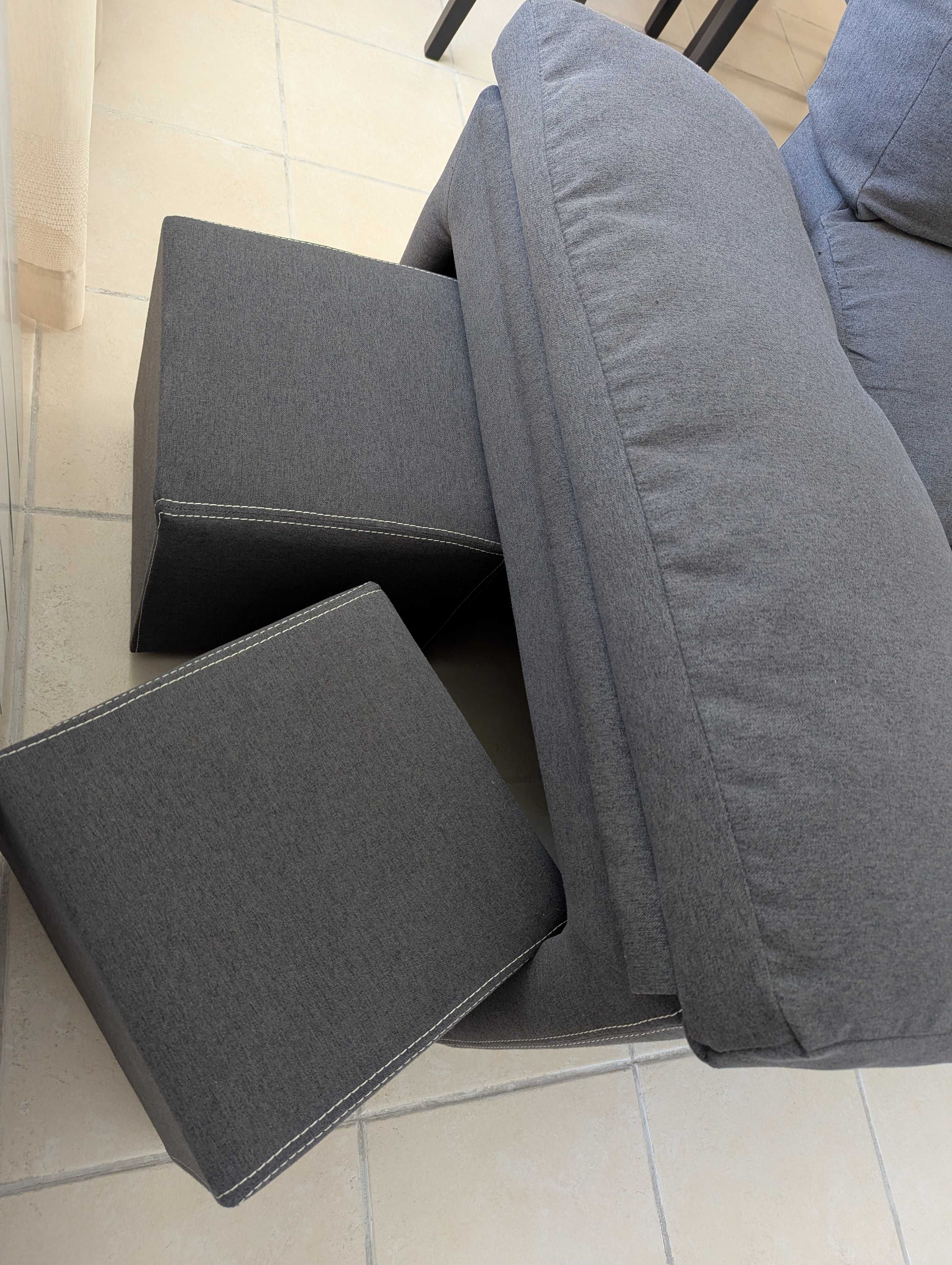 Sofá com chaise longue, almofada e puffs