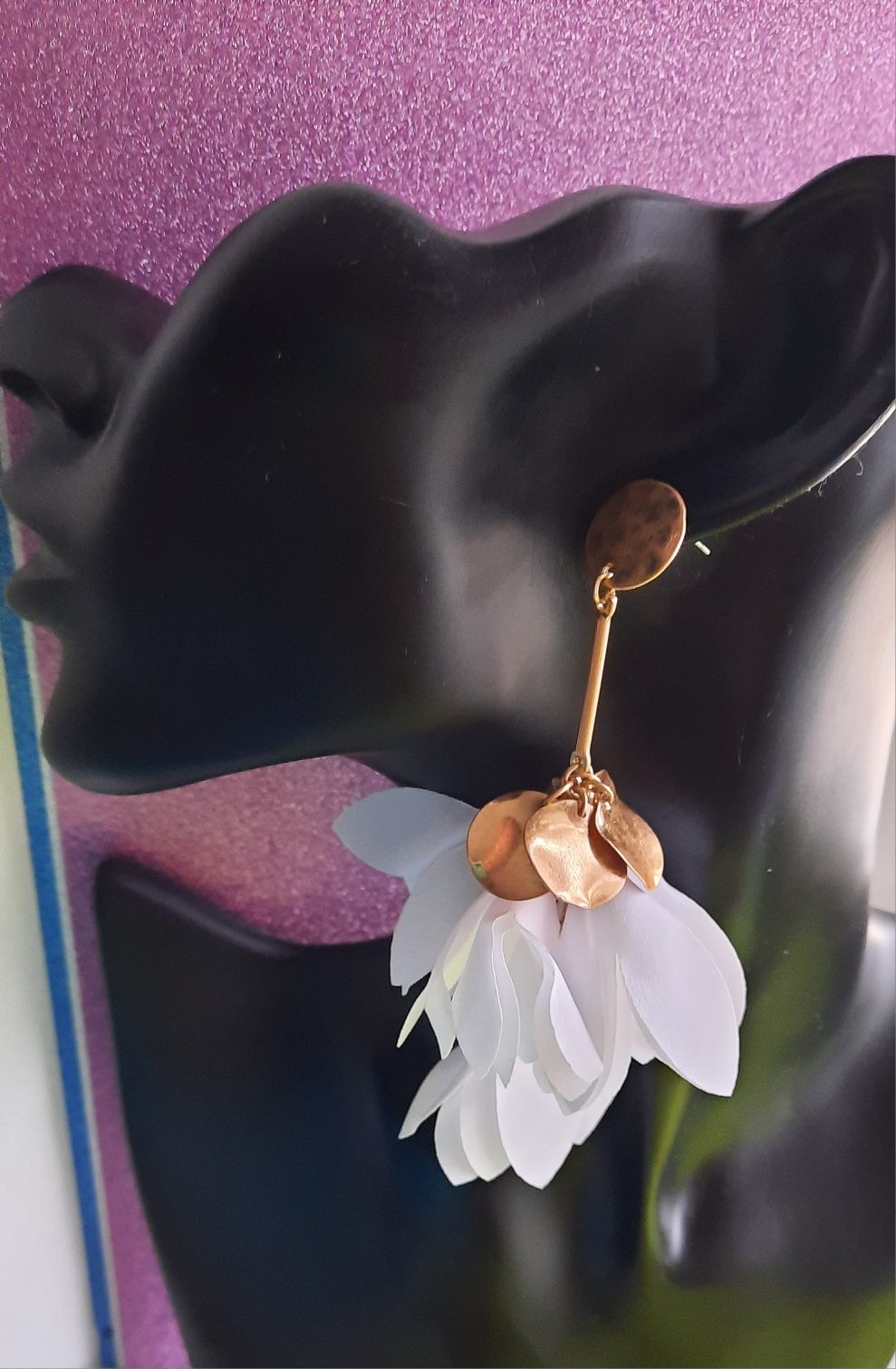 Kolczyki wiszące płatki kwiaty materiałowe białe ze złotym dyskami