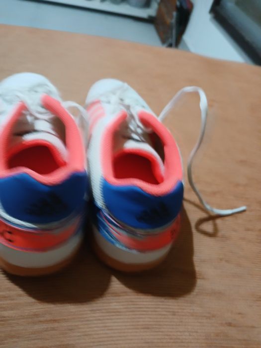 Chuteira da adidas branca e laranja