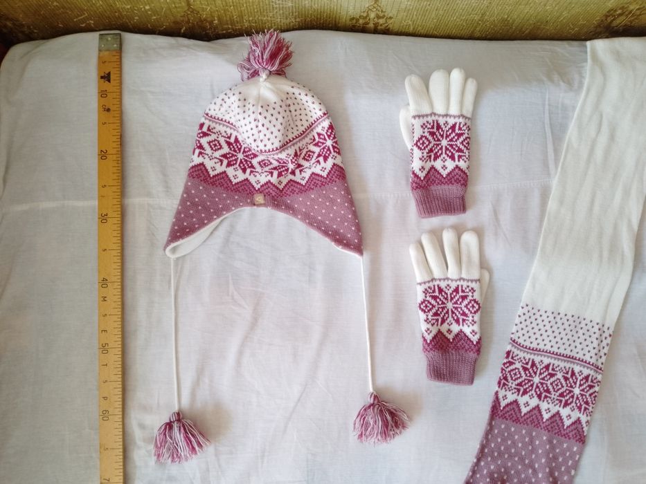 Продається комплект зимового жіночого одягу, шапка, печатки, шарф.