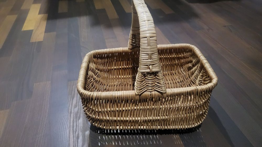 Маленькая плетеная корзина