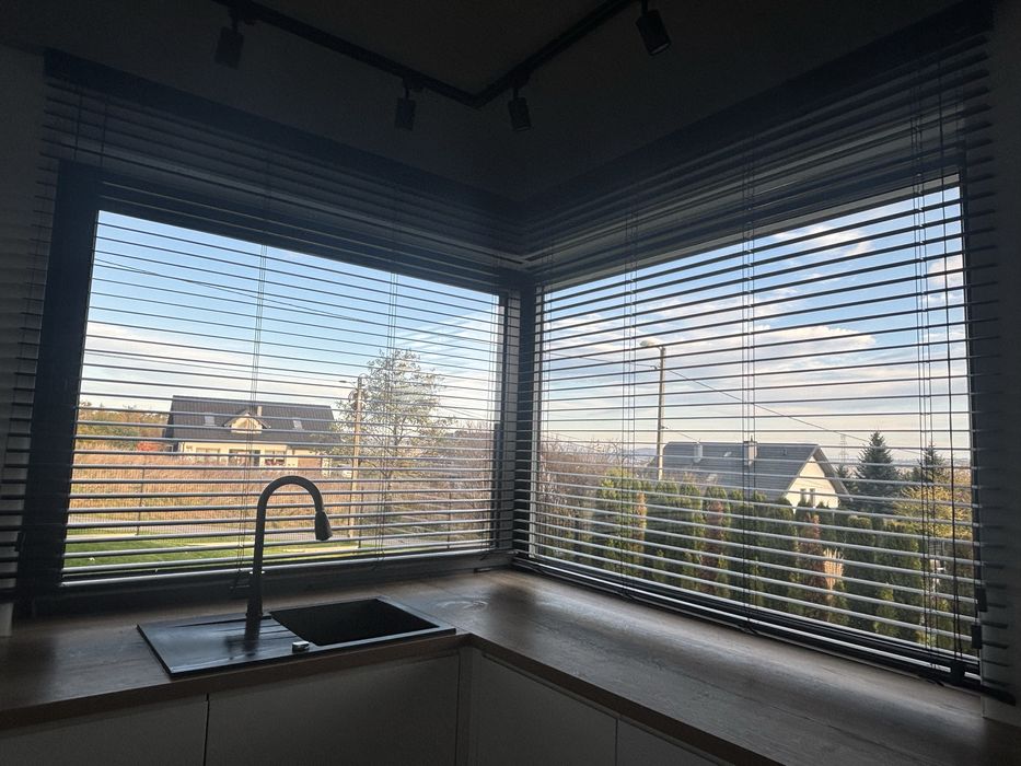 Żaluzje alumuniowe czarne-zwijane, bardzo dobry stan.