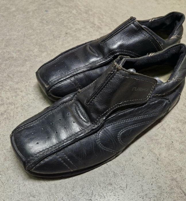 Sapatos tênis sandálias de homem com uso raramente
N 45 pele natural
C