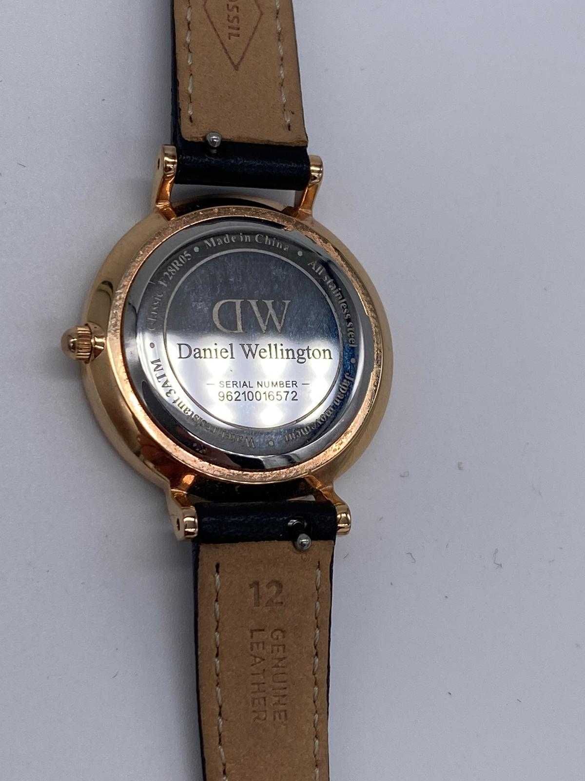 Zegarek damski klasyczny  Daniel Wellington PETITE CORNWALL 28 MM