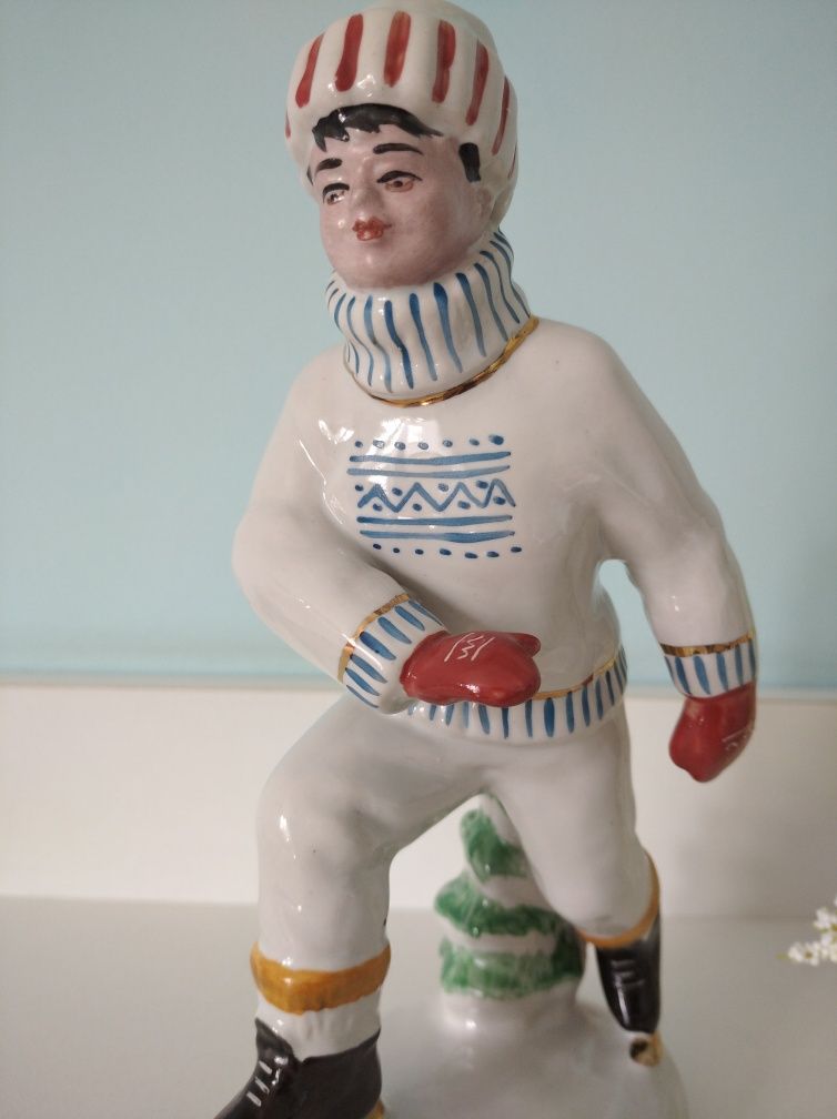 Rzadka figurka porcelanowa chłopiec na łyżwach sport łyżwiarz Płonne