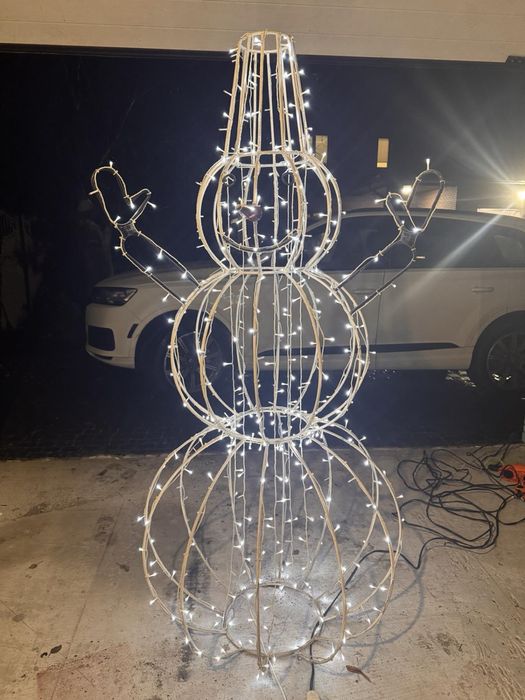 Шикарний дворовий (можна і для дому) сніговик з гирляндою 2м