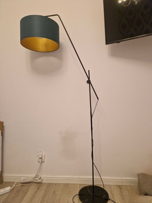 Lampa podłogowa z zielonym abażurem