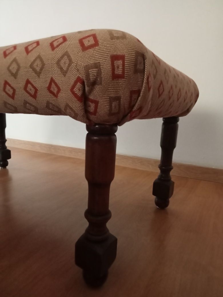 Banqueta com pés em madeira