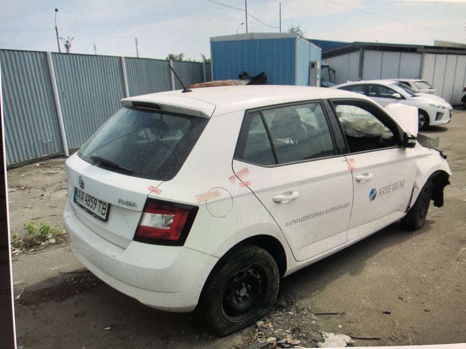 Продам стойку с порогом шкода фабія3
