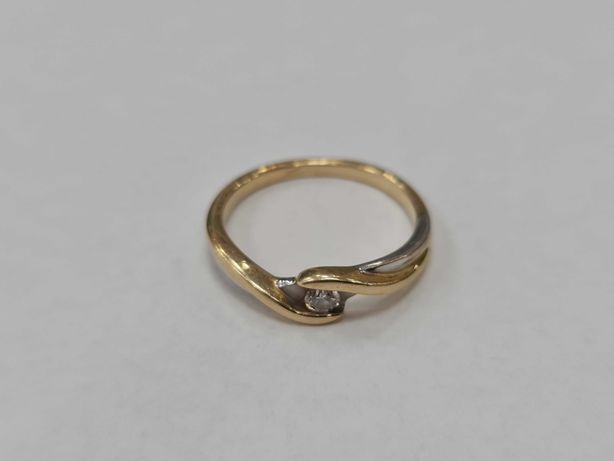 Złoty pierścionek damski/ 585/ 2.88 gran/ R15.5/ Brylant 0.10 CT