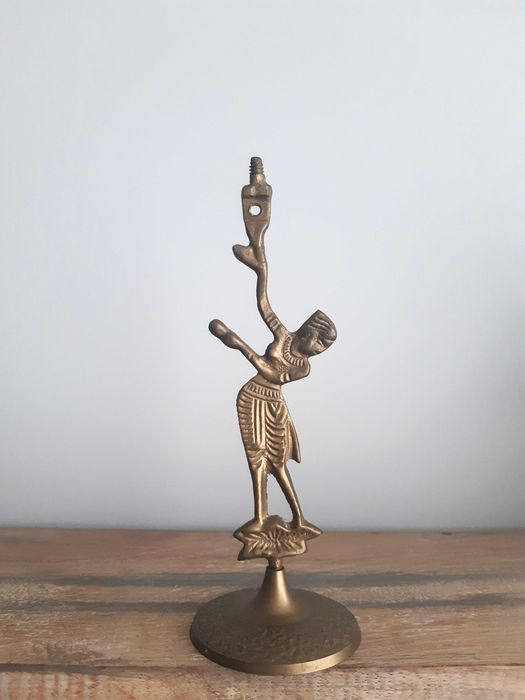 Stara figurka świecznik z mosiądzu z antyczną lub egipską boginią