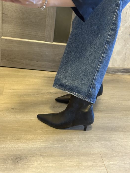 стильні чорні чоботи zara