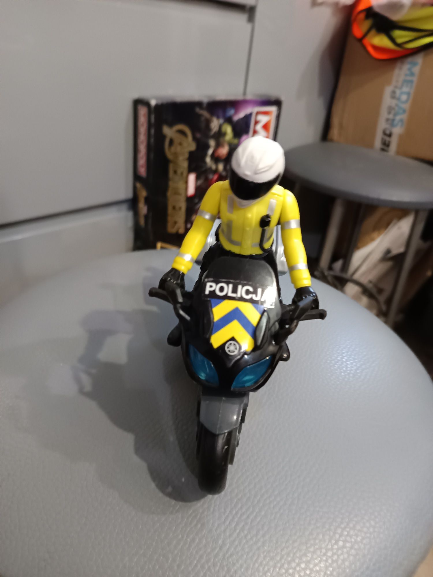 Zabawkowy policyjny  Motocykl z kierowcą od Dickie  na baterie