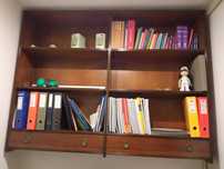 Biblioteca com 2 gavetas cerejeira/olho de perdiz