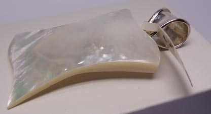 Srebrna zawieszka masa perłowa ciekawy kształt