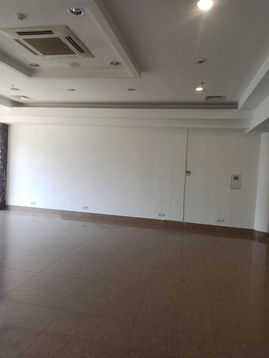 Здається велике фасадне приміщення в Центрі