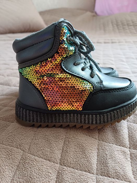 Продам детские ботинки зимние