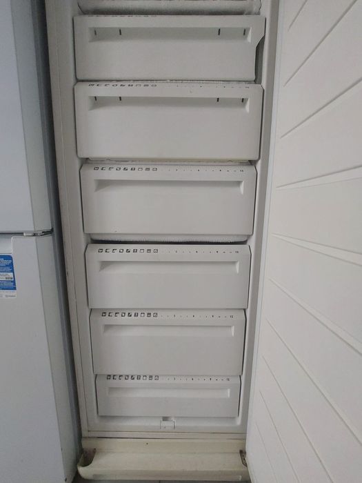 Congelador vertical com gavetas