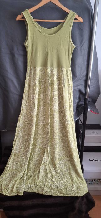 Vestido verde manga cava com padrão paisley