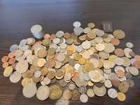 Колекція монет різних країн та років, жетонів в метро, значків