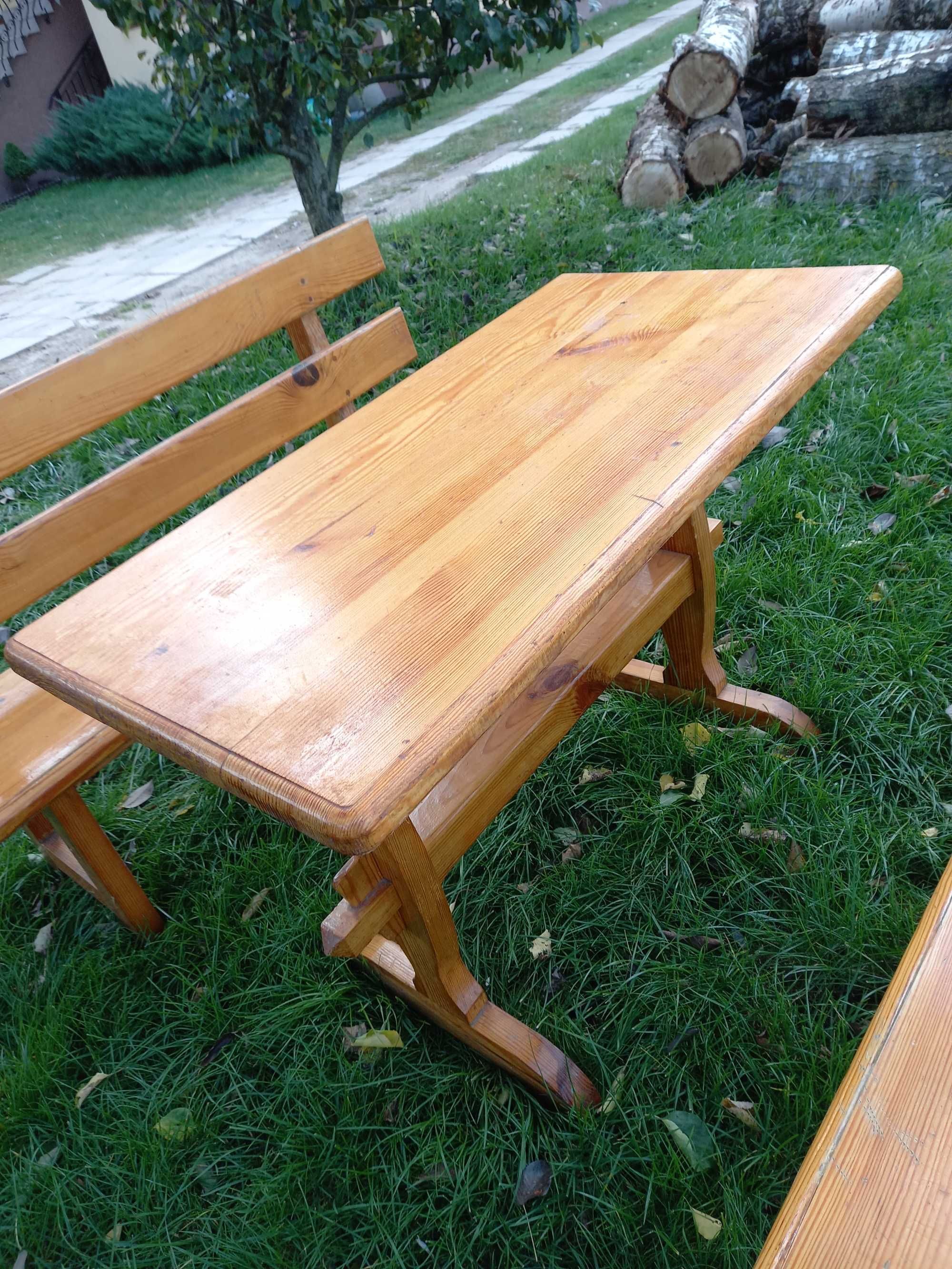 Stół drewniany z lawkami