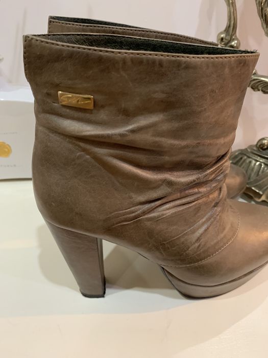 Botins camel em pele