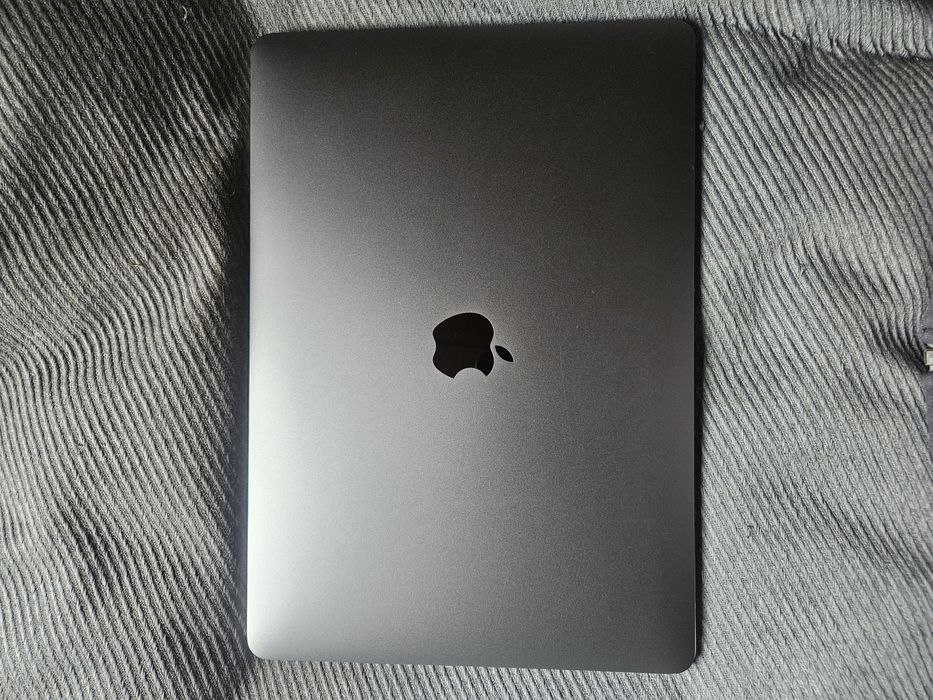 MacBook Air 13,3" z procesorem M1, 8GB RAM, 256GB SSD w stanie idealny