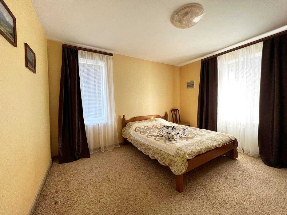 Продаж жилого будинку. Газ,камін,твердопалевний котел,гараж,підвал.