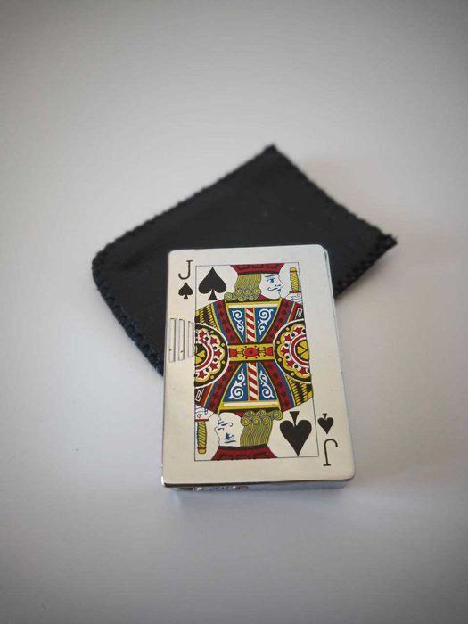 Isqueiro com carta de jogo "Valete de Espadas"