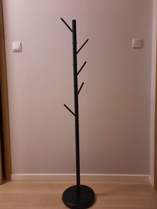 wieszak w kolorze czarnym