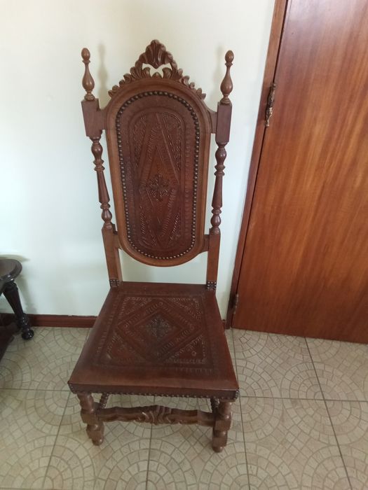 Cadeiras de madeira e couro